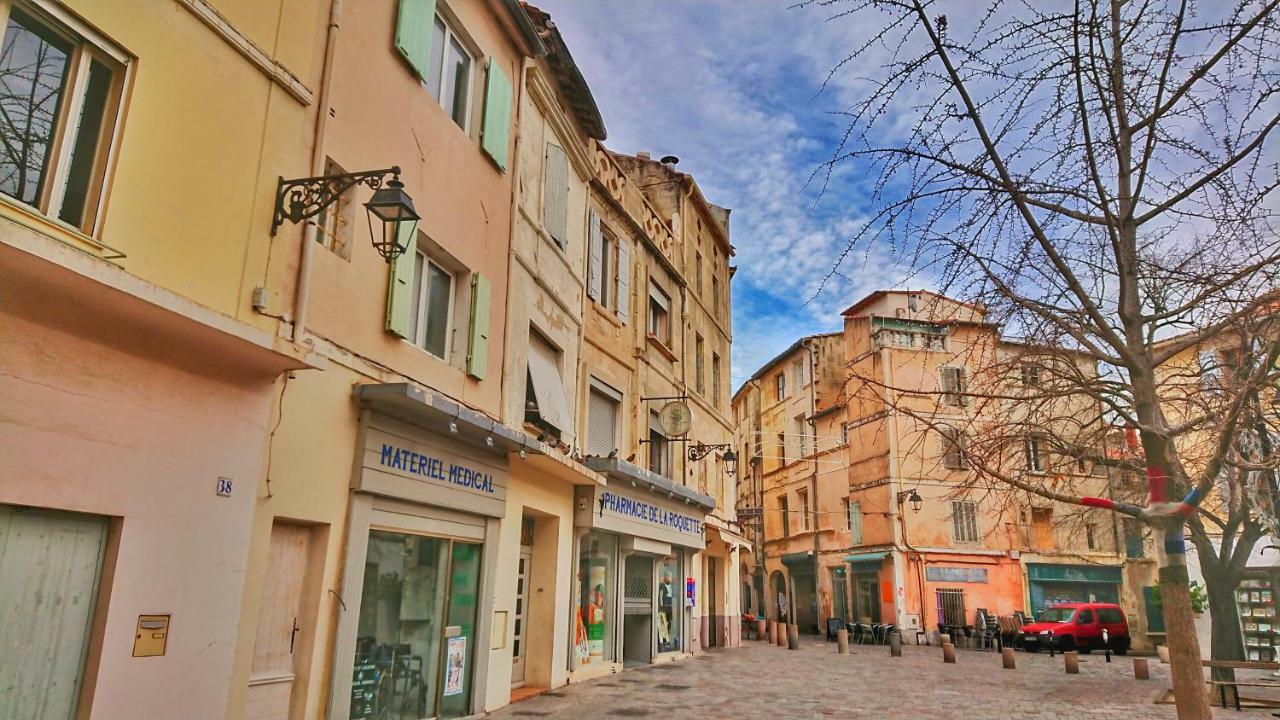 Place de la Roquette, centre historique Arles Extérieur photo
